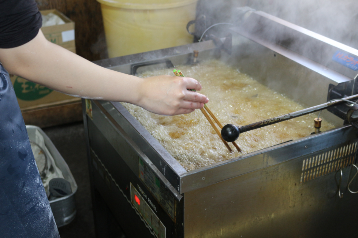 有限会社勝部商店『あなごの骨せんべい』を作っている様子