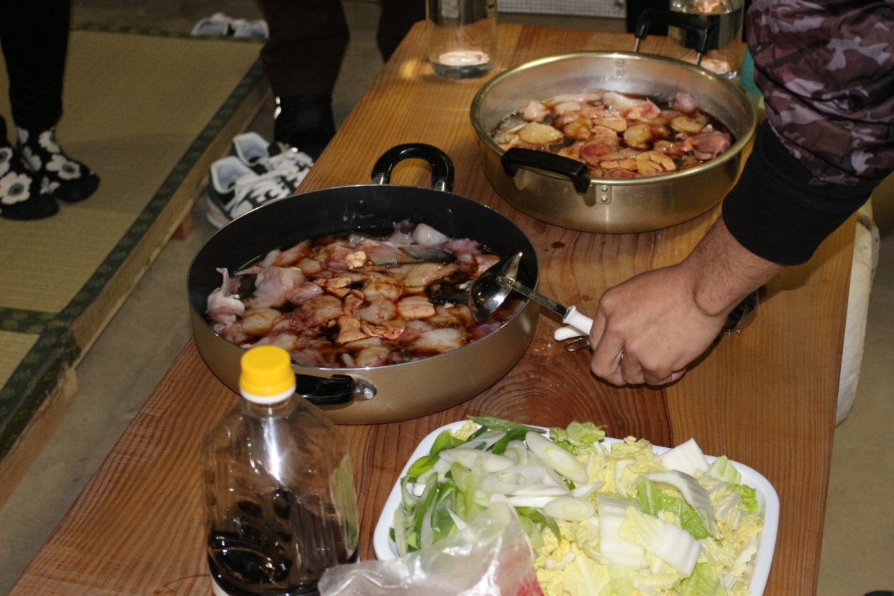 大田市レジャーアイランド海賊村（第二漁勢丸）でアンコウ鍋と作る様子