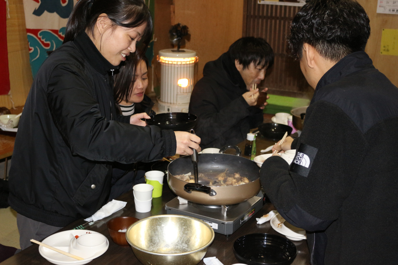 大田市レジャーアイランド海賊村（第二漁勢丸）でアンコウ鍋を食べる様子