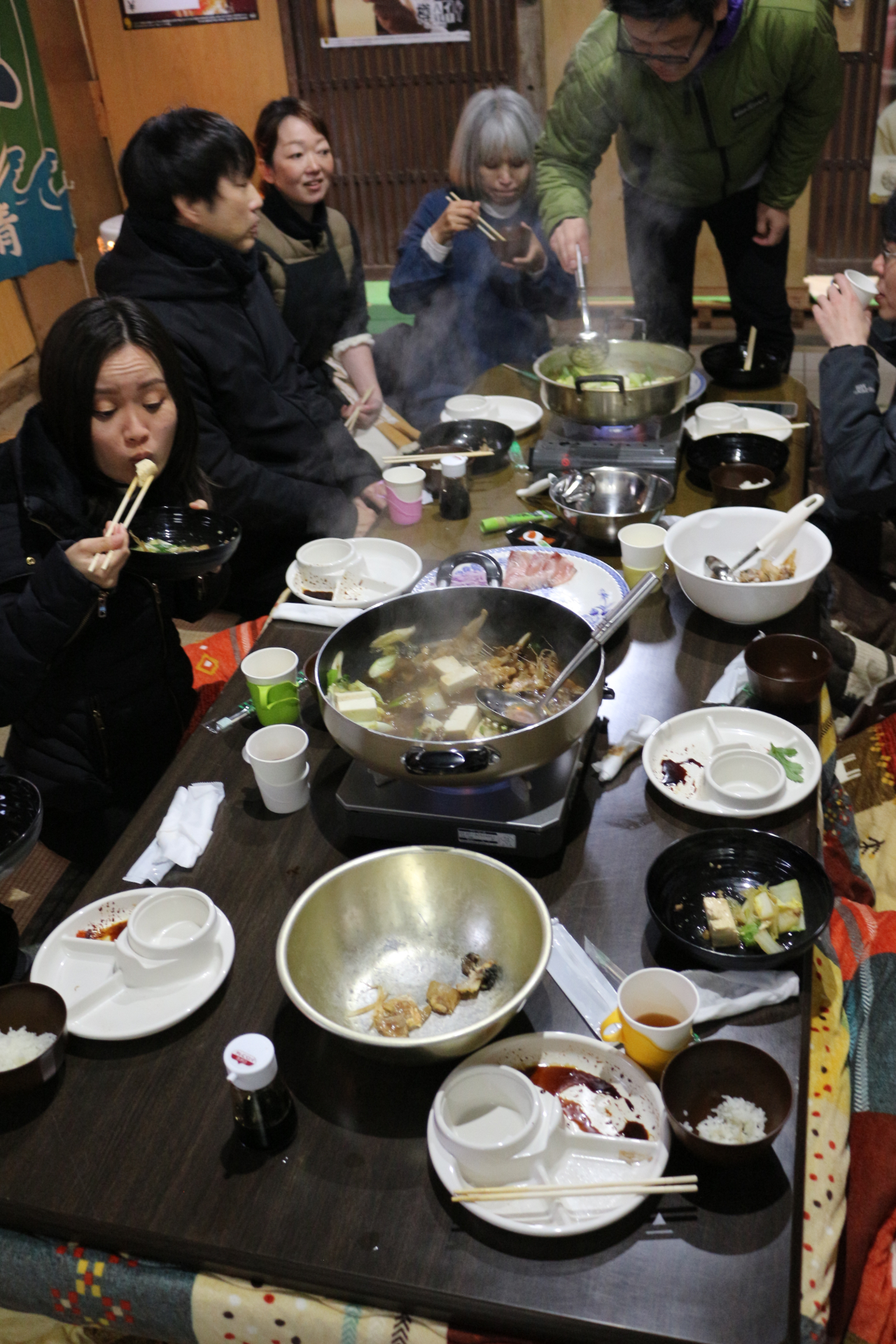 大田市レジャーアイランド海賊村（第二漁勢丸）でアンコウ鍋を食べる様子