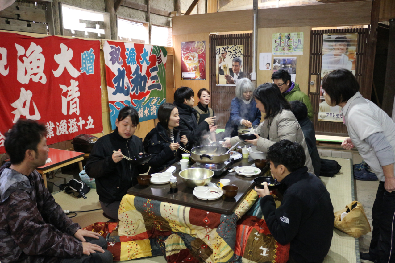 大田市レジャーアイランド海賊村（第二漁勢丸）でアンコウ鍋を食べる様子