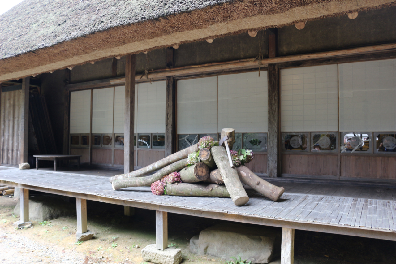 鄙舎(ひなや)の縁側にある飾り