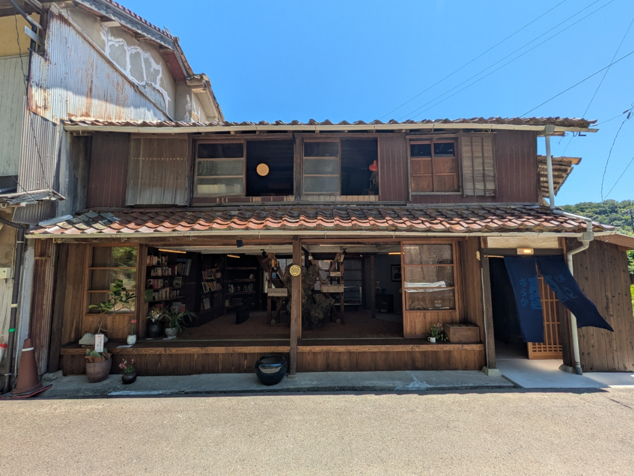 シェア文庫「本と舍（あらか）]正面