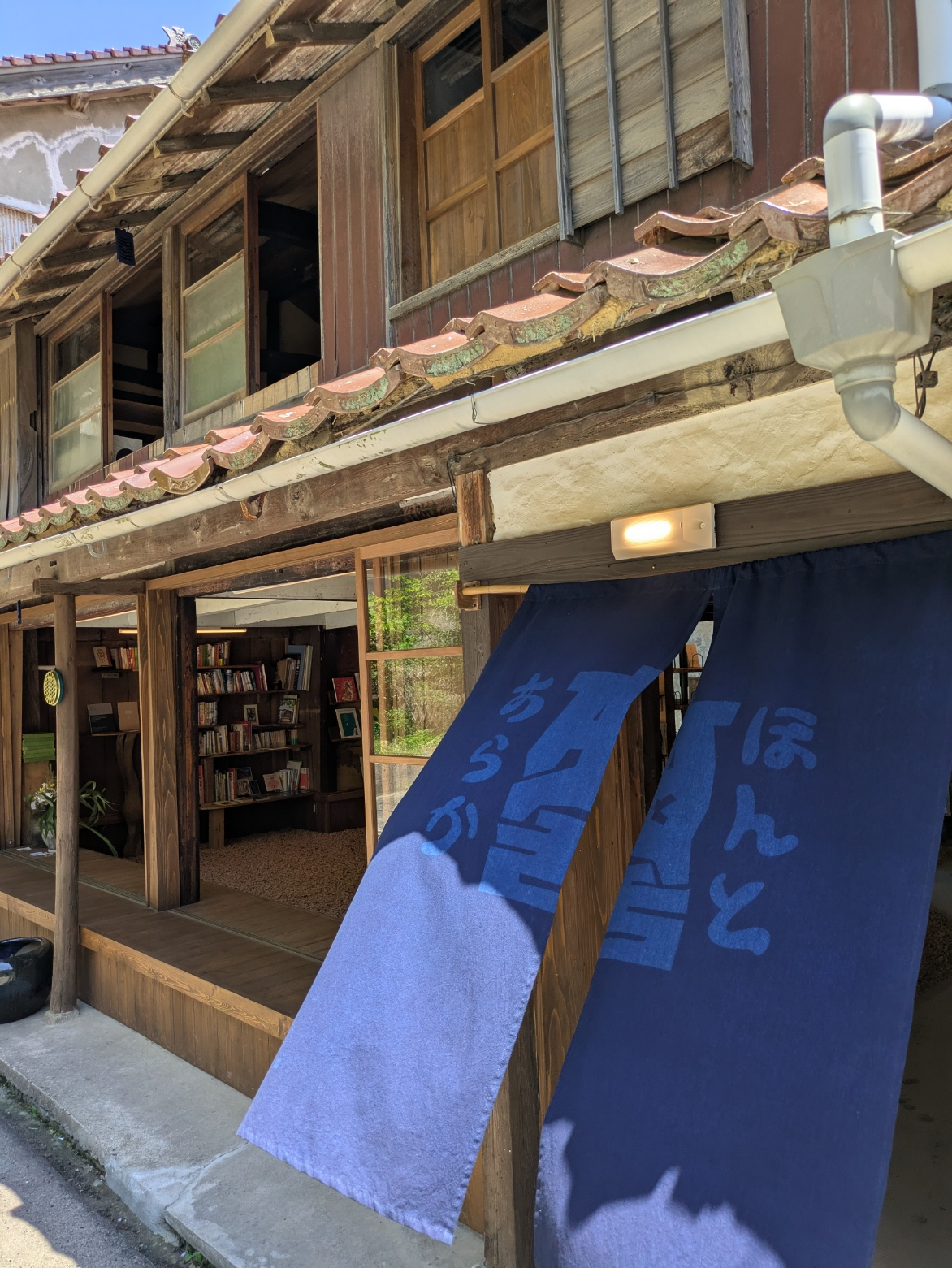 図書館正面の暖簾