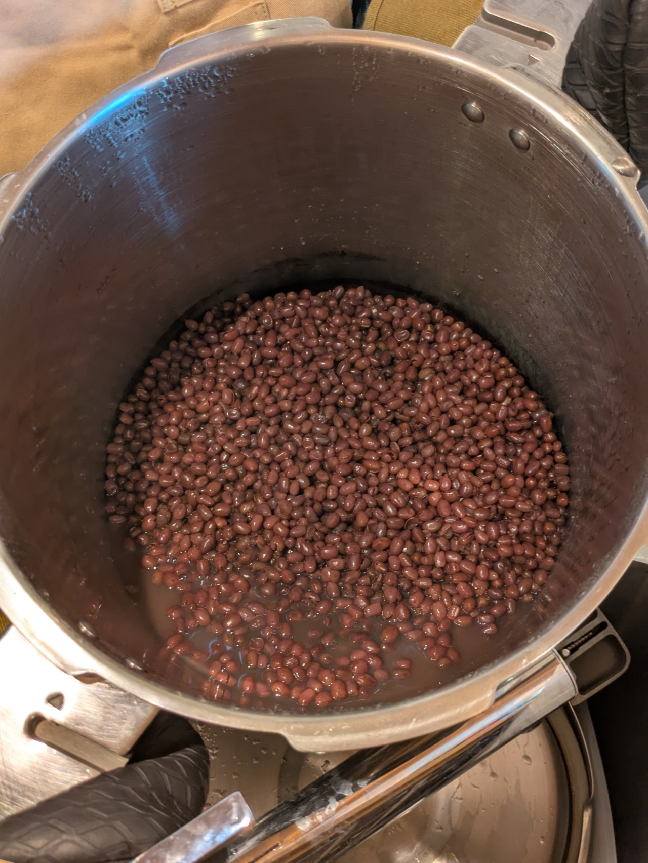 小豆を炊く様子