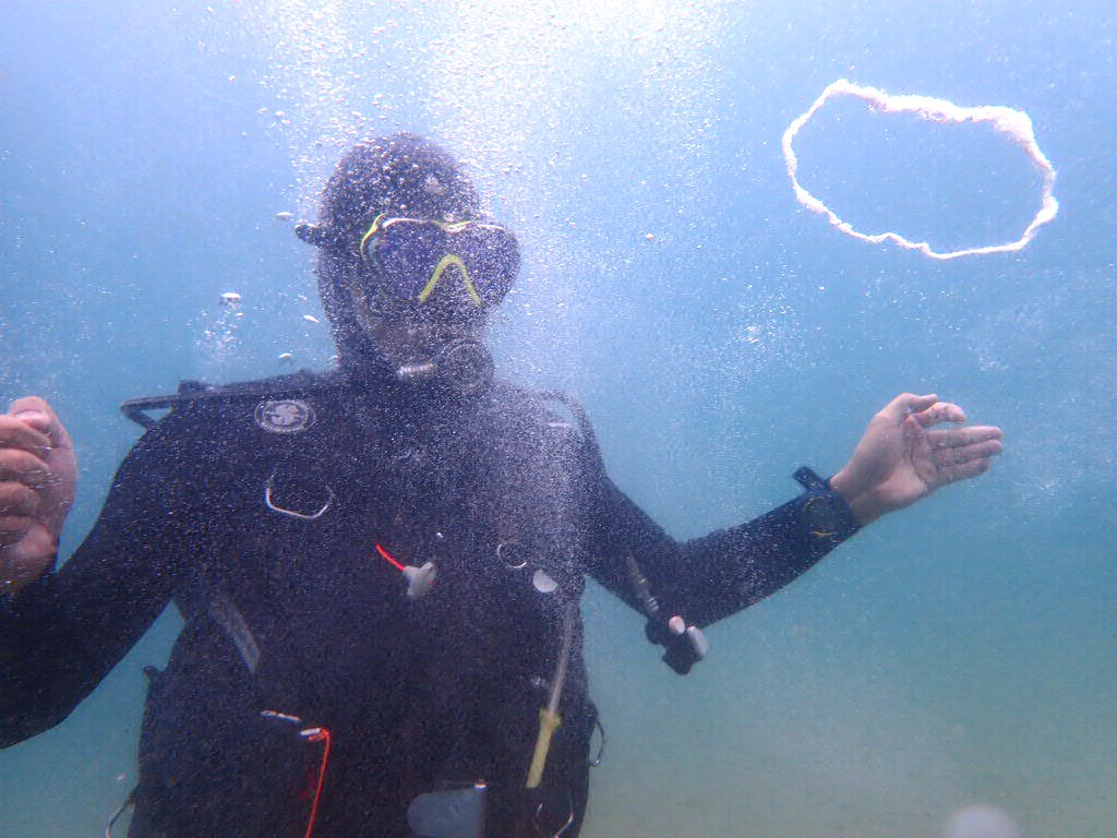 海中で輪づくり