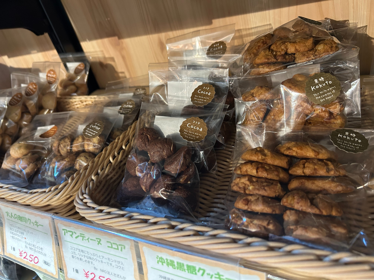 クッキーが商品として並び、かごに入っている様子