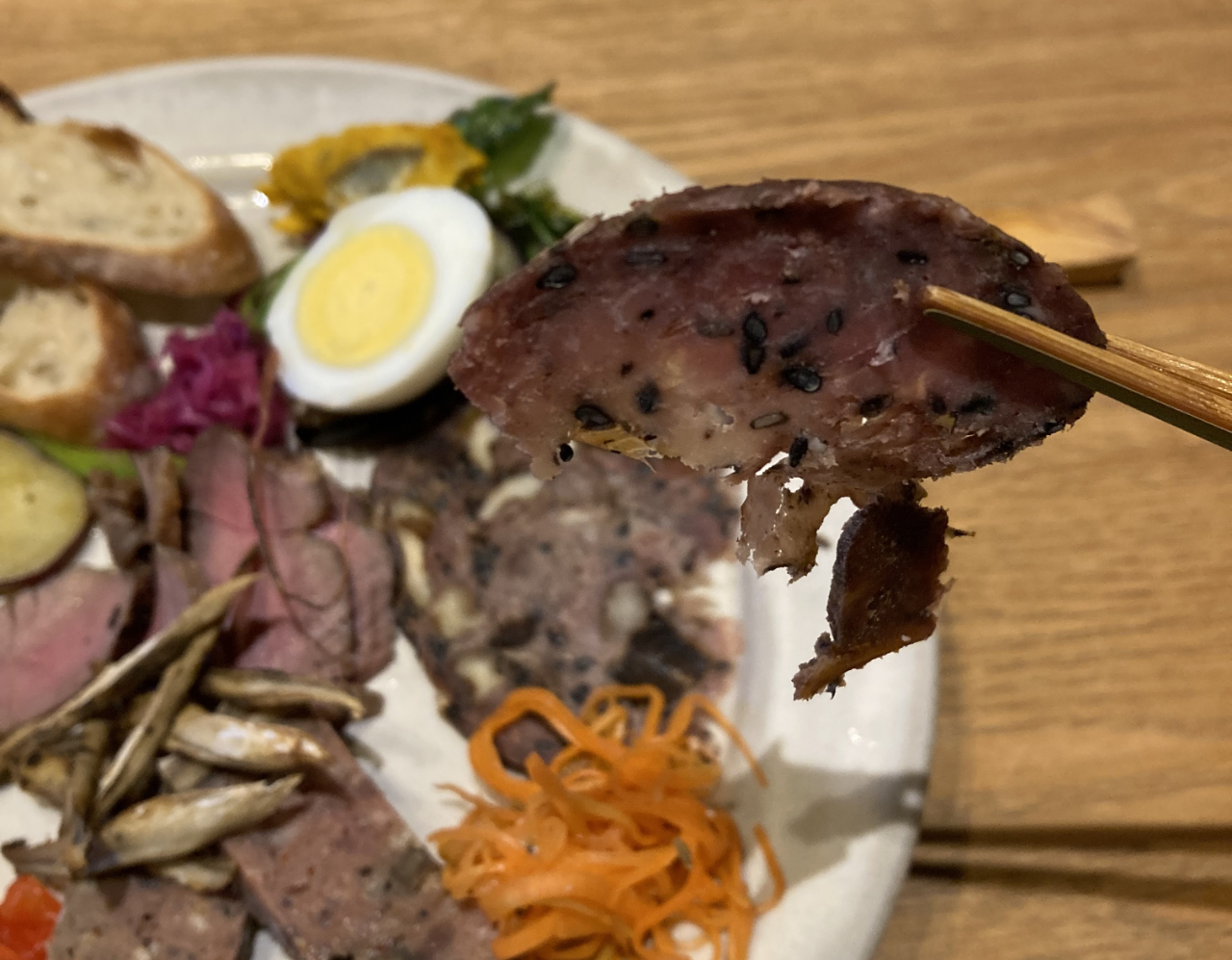 お肉プレートに乗っているサラミ